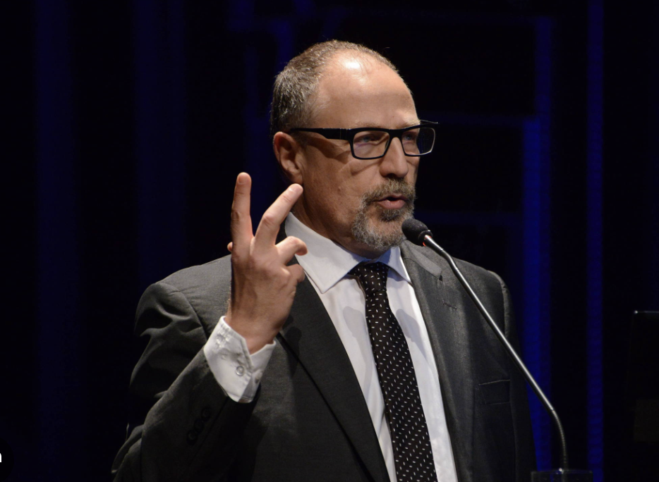 Becoming Virtual: Reality in the Digital Age